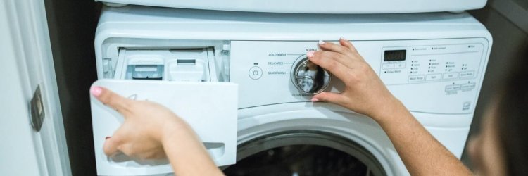 Chcete mít čisté a voňavé prádlo? Pravidelně čistěte pračku!